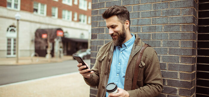 geofencing-marketing-for-property-managers man in the phone